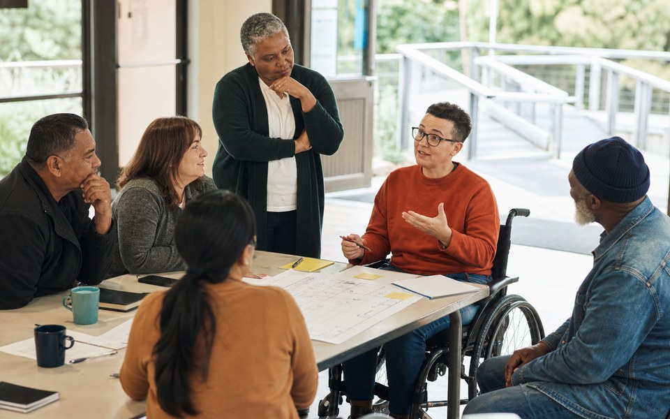 Des adultes conçoivent ensemble des améliorations accessibles dans un atelier communautaire